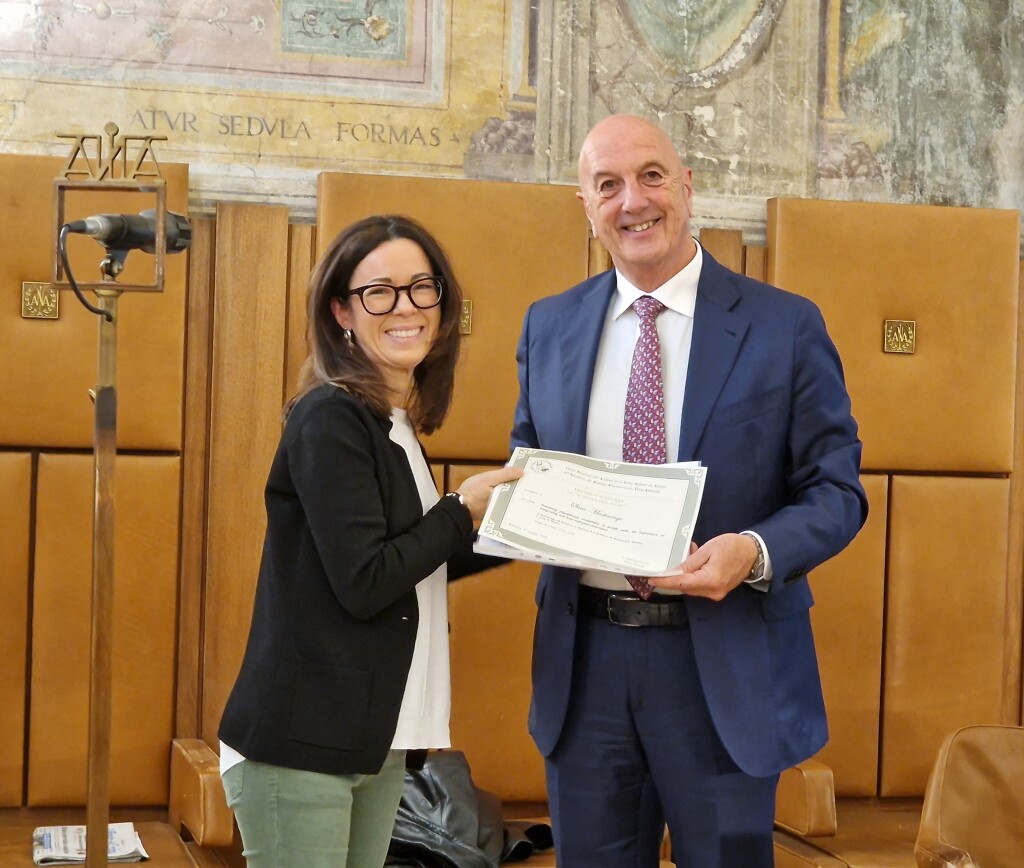 Per la vincitrice Sara Martinengo ritira il premio la prof.ssa Michela Schiavon