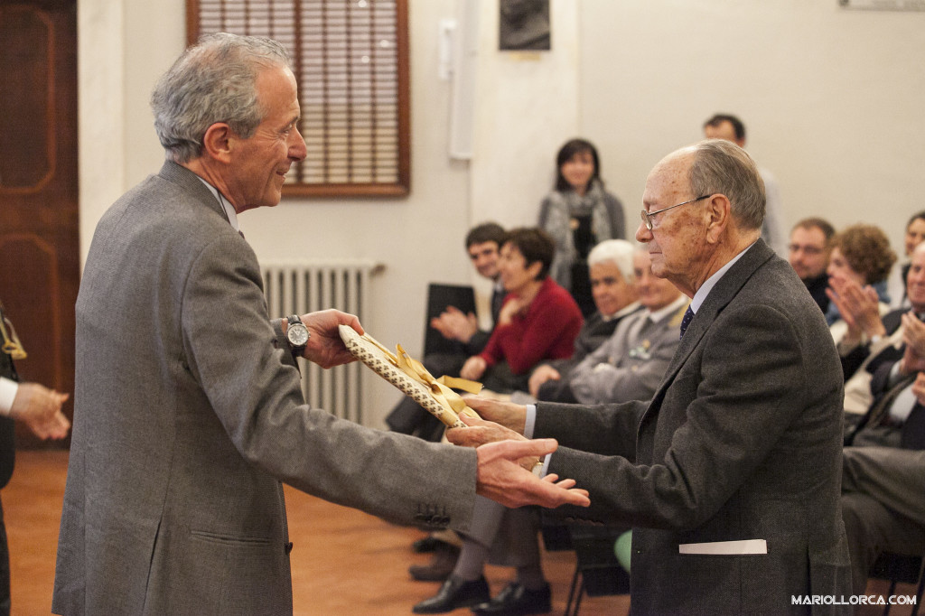 Il Prof. Alpi consegna al Prof. Scaramuzzi il diploma di Presidente Onorario UNASA (Foto: Mario Llorca)